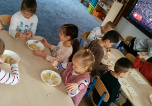 Dzieci przygotowujące gofry