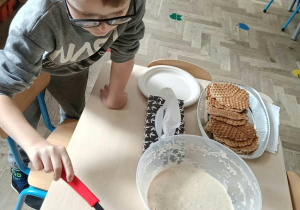 Dzieci przygotowujące gofry