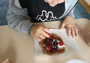 Dzieci jedzące gofry