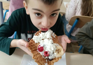 Dzieci jedzące gofry