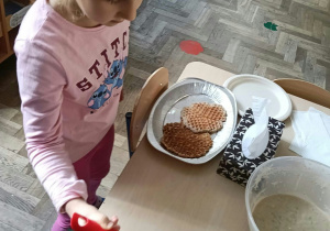 Dzieci przygotowujące gofry