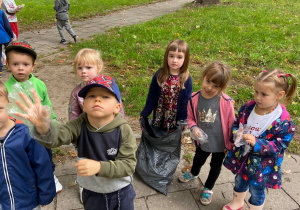 Zdjęcie przedstawia dzieci biorące udział w akcji sprzątania świata