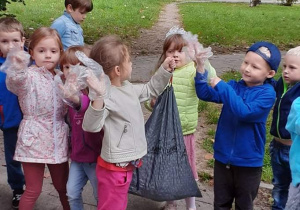 Zdjęcie przedstawia dzieci biorące udział w akcji sprzątania świata