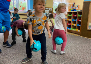 Zdjęcie przedstawia ćwiczące dzieci
