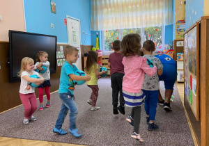 Zdjęcie przedstawia ćwiczące dzieci