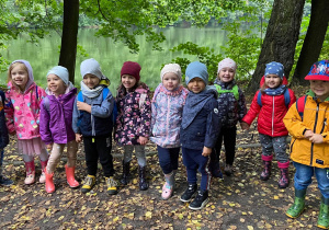 Zdjęcie przedstawia dzieci na wycieczce w lesie
