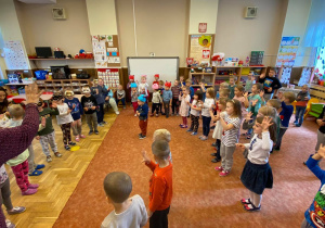 Zdjęcie przedstawia dzieci na koncercie w przedszkolu