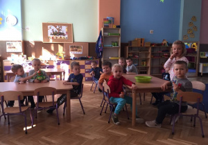 Zdjęcie przedstawia dzieci w klasie
