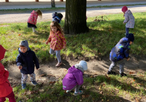 Zdjęcie przedstawia dzieci na spacerze