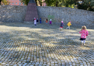 Zdjęcie przedstawia dzieci na spacerze