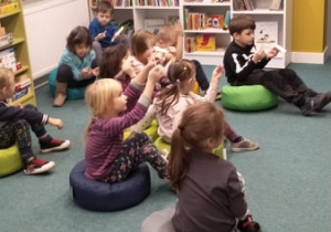 Zdjęcie przedstawia dzieci w bibliotece