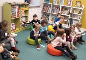 Zdjęcie przedstawia dzieci w bibliotece