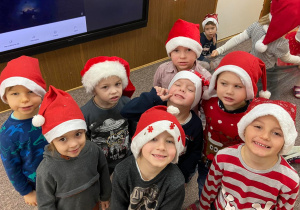 Zdjęcie przedstawia dzieci w czapkach Mikołajów
