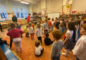 Zdjęcie przedstawia koncert muzyczny w przedszkolu