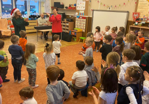 Zdjęcie przedstawia koncert muzyczny w przedszkolu