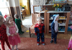 Zdjęcie przedstawia dzieci, przebrane w różne stroje na balu karnawałowym