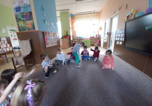 Zdjęcie przedstawia dzieci, w trakcie warsztatów