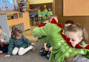 Zdjęcie przedstawia dzieci, w trakcie zajęć o dinozaurach