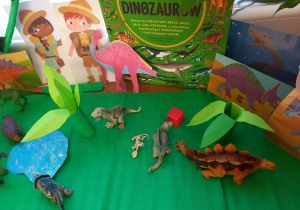 Zdjęcie przedstawia dzieci, w trakcie zajęć o dinozaurach