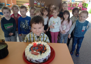 Zdjęcie przedstawia dziecko, które obchodzi urodziny w przedszkolu