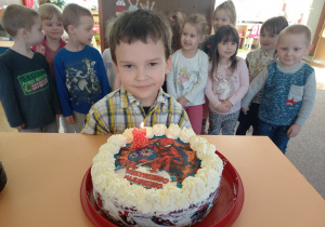 Zdjęcie przedstawia dziecko, które obchodzi urodziny w przedszkolu