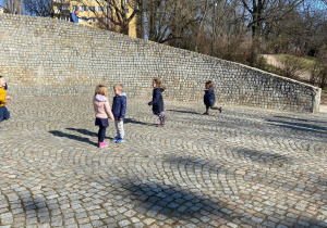 Zdjęcie przedstawia dzieci w trakcie spaceru