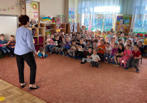Zdjęcie przedstawia dzieci na koncercie muzycznym w przedszkolu