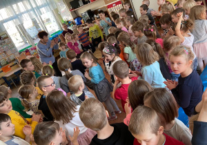Zdjęcie przedstawia dzieci na koncercie muzycznym w przedszkolu