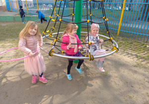 Zdjęcie przedstawia dzieci w trakcie zabaw w ogrodzie
