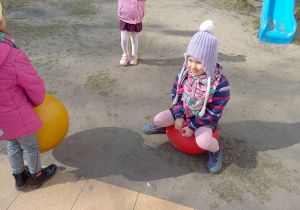 Zdjęcie przedstawia dzieci w trakcie zabaw w ogrodzie