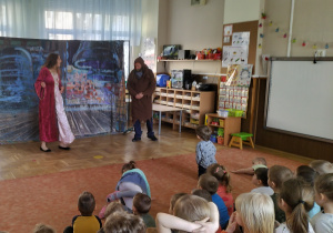 Zdjęcie przedstawia dzieci w trakcie przedstawienia teatralnego