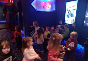 Zdjęcie przedstawia dzieci w kinie