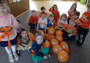 Zdjęcie przedstawia dzieci świętujące dzień marchewki
