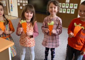 Zdjęcie przedstawia dzieci świętujące dzień marchewki