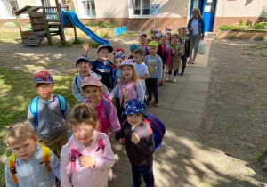 Zdjęcie przedstawia dzieci w trakcie wycieczki do Dobronianki