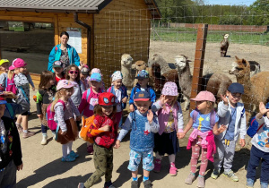 Zdjęcie przedstawia dzieci w trakcie wycieczki do Dobronianki