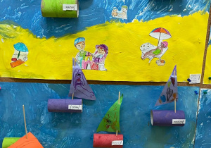 Zdjęcie przedstawia dzieci tworzące plakat wakacje nad morzem