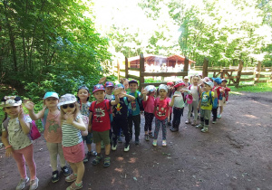 Zdjęcie przedstawia dzieci w trakcie wycieczki do lasu