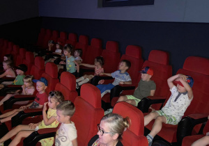 Zdjęcie przedstawia dzieci w trakcie wycieczki do kina