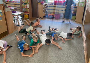 Zdjęcie przedstawia dzieci w trakcie warsztatów