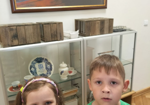 Zdjęcie przedstawia dzieci w trakcie wycieczki do muzeum farmacji