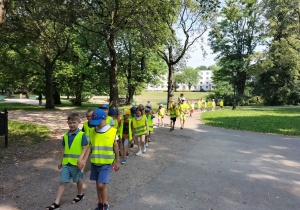 Zdjęcie przedstawia dzieci w trakcie spaceru szlakiem bohaterów polskich