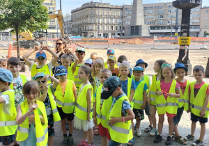 Zdjęcie przedstawia dzieci w trakcie spaceru szlakiem bohaterów polskich