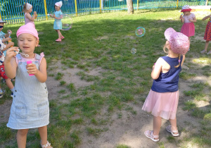 Zdjęcie przedstawia dzieci w trakcie zabaw z bańkami