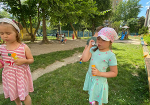 Zdjęcie przedstawia dzieci w trakcie zabaw z bańkami
