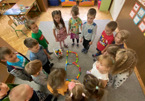 Zdjęcie przedstawia dzieci w trakcie zajęć