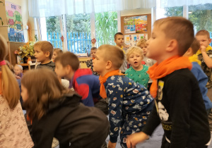 Zdjęcie przedstawia dzieci w trakcie obchodów święta przedszkolaka