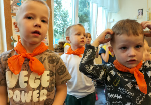 Zdjęcie przedstawia dzieci w trakcie obchodów święta przedszkolaka