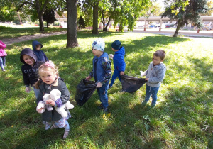 Zdjęcie przedstawia dzieci w trakcie akcji sprzątania świata