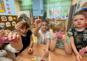 Zdjęcie przedstawia dzieci w trakcie świętowania dnia przedszkolaka